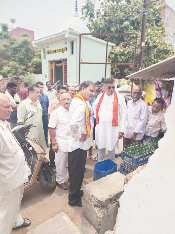 महापौर ने वार्डों में साफ-सफाई व निर्माण कार्यों का किया निरीक्षण