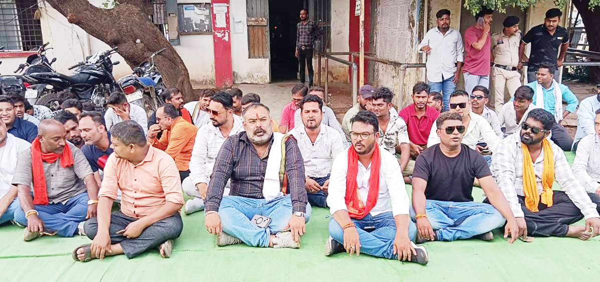 विद्युत दफ्तर में भाजपा नेता का नागरिकों के साथ प्रदर्शन