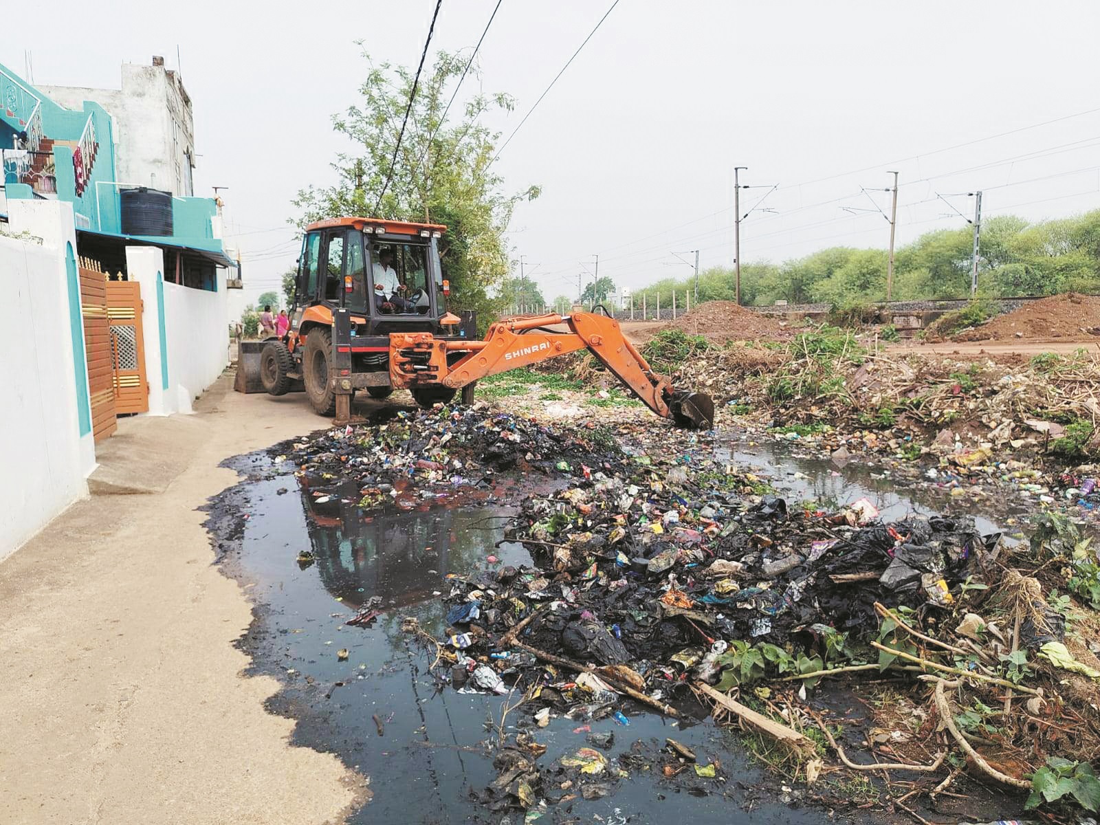 शहर के नालों की कराई जा रही सफाई
