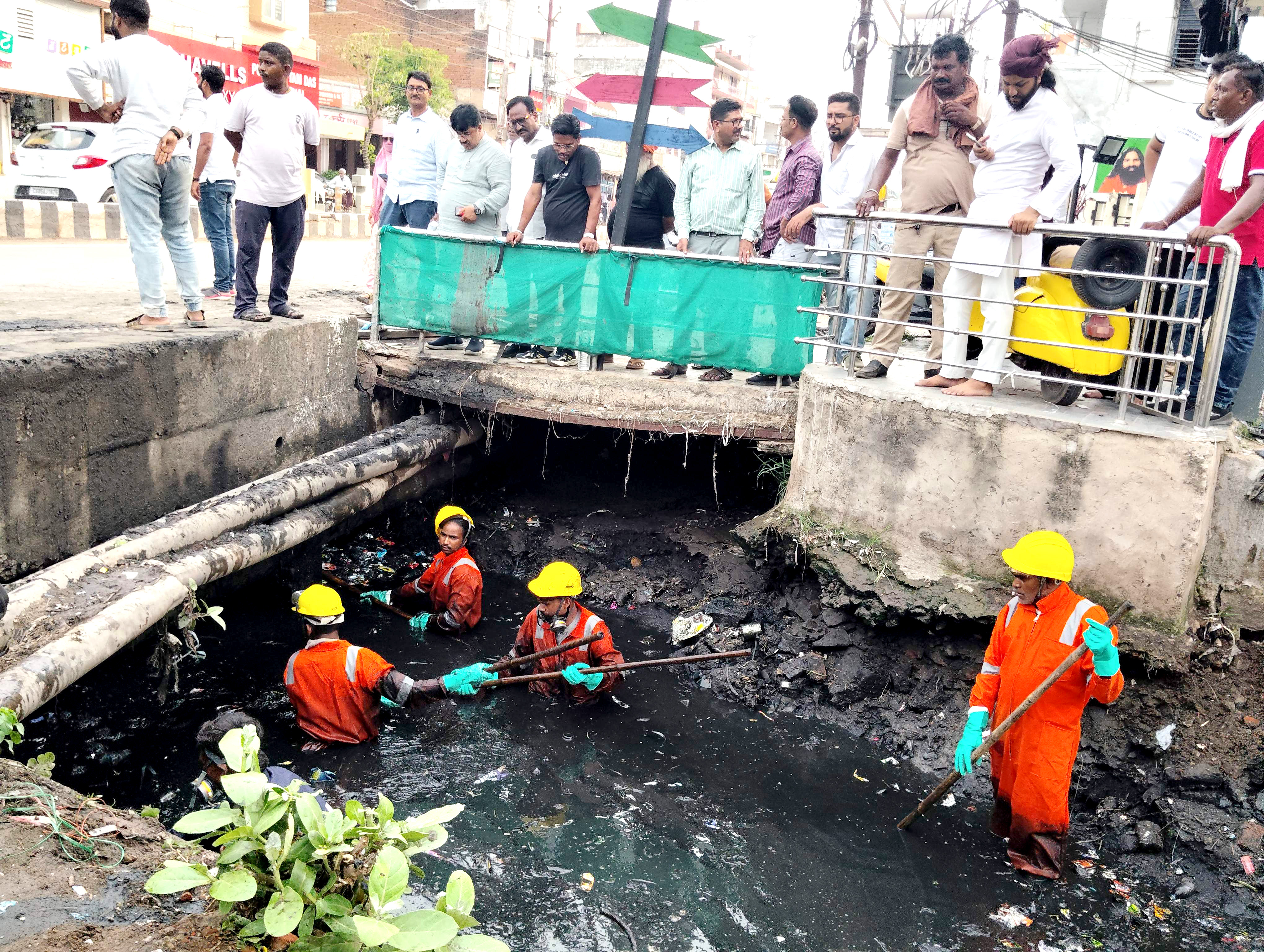 नालों की सफाई, 2 वैक्यूम मशीन से खींचा 25 ट्रिप सीवरेज का पानी नालों की सफाई, 2 वैक्यूम मशीन से खींचा 25 ट्रिप सीवरेज का पानी