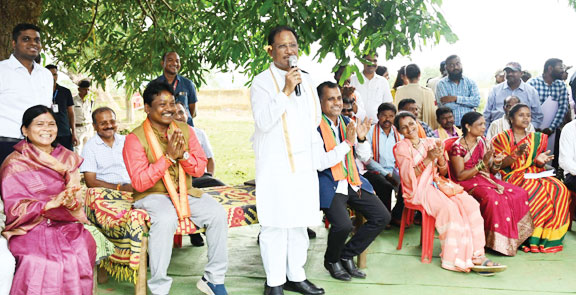 सुशासन तिहार में बस्तर के नारायणपाल पहुंचे सीएम सुशासन तिहार में बस्तर के नारायणपाल पहुंचे सीएम