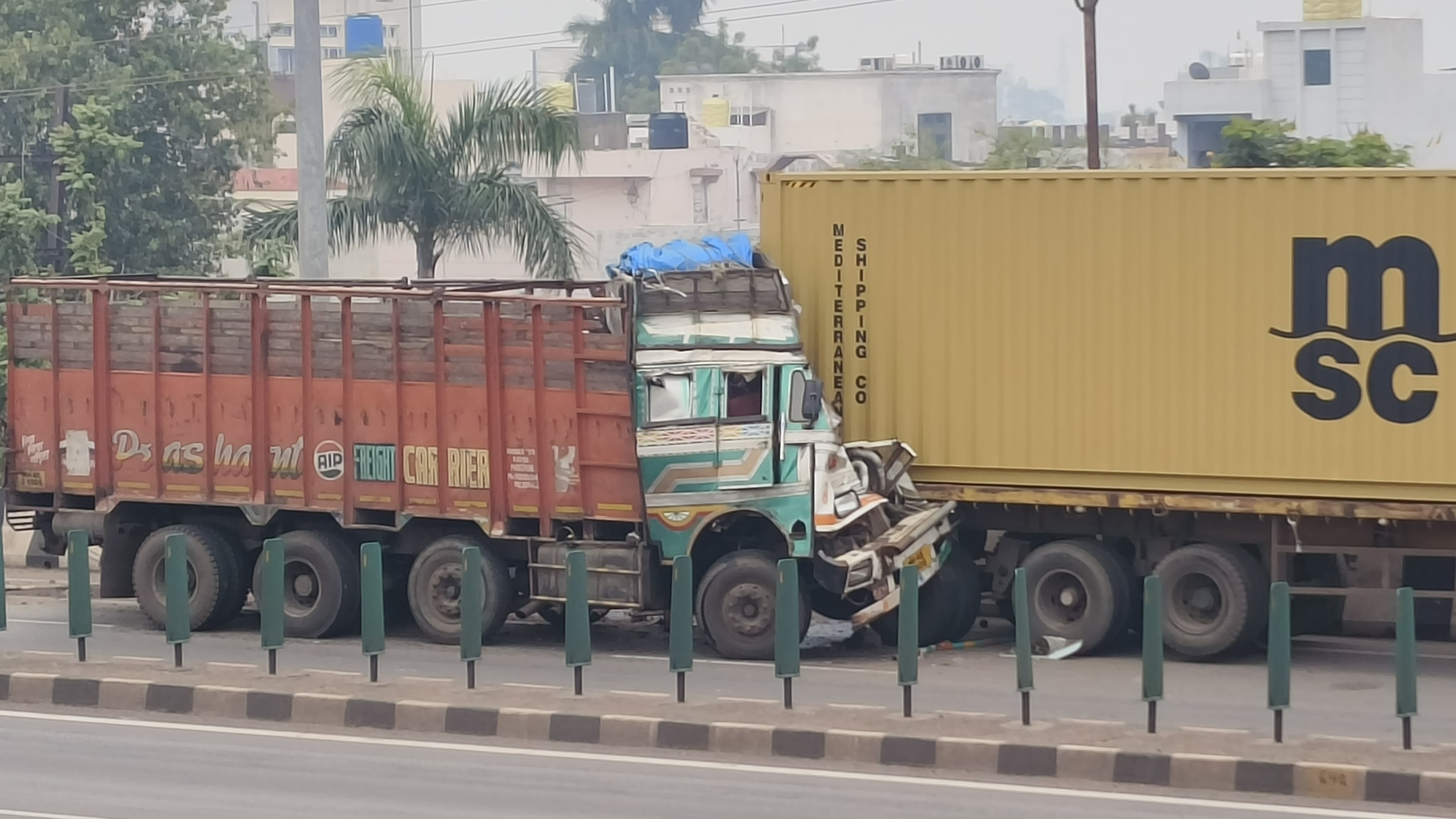 खड़ी कंटेनर को ट्रक ने ठोका, चालक बाल-बाल बचा