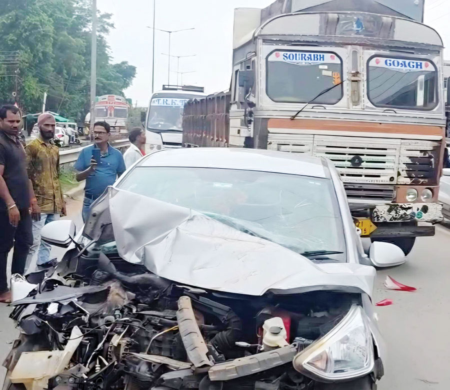 रिवर्स ट्रक की चपेट में कार, बाल-बाल बचे सवार रिवर्स ट्रक की चपेट में कार, बाल-बाल बचे सवार