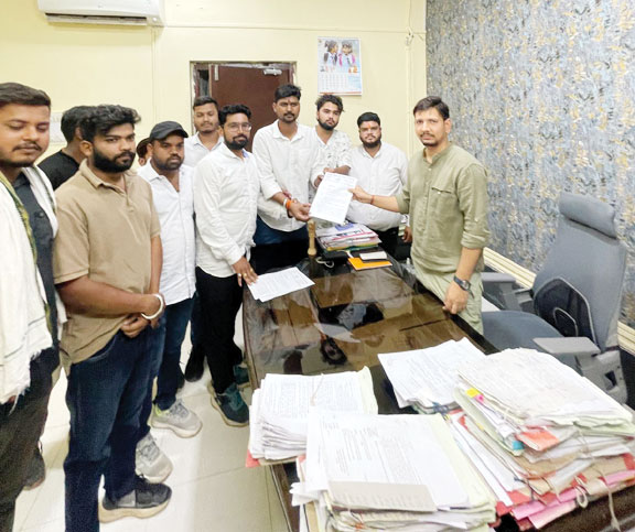 सीएम के नाम एनएसयूआई ने ज्ञापन सौंपा