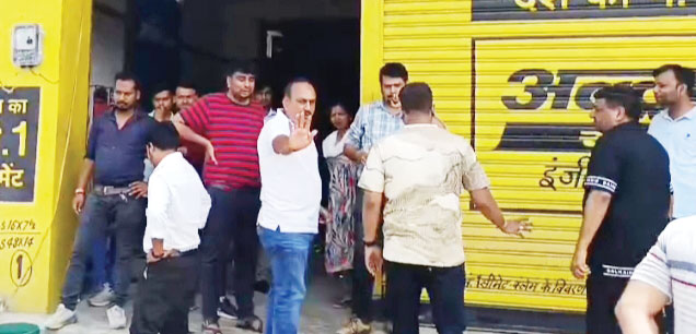 जीएसटी छापा, कारोबारियों का फूटा गुस्सा, विरोध में नारेबाजी