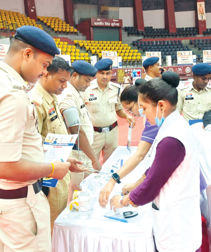 पुलिस परिजनों ने कराया स्वास्थ्य परीक्षण और ली दवा पुलिस परिजनों ने कराया स्वास्थ्य परीक्षण और ली दवा