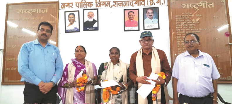 निगम के 5 कर्मचारी सेवानिवृत्त, दी विदाई