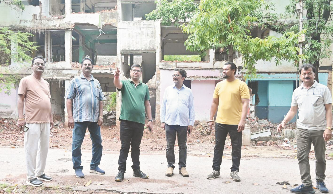 ओवरब्रिज पर रॉड, एंगल की चोरी करने वाले, खरीदने वालों पर कार्रवाई की मांग 