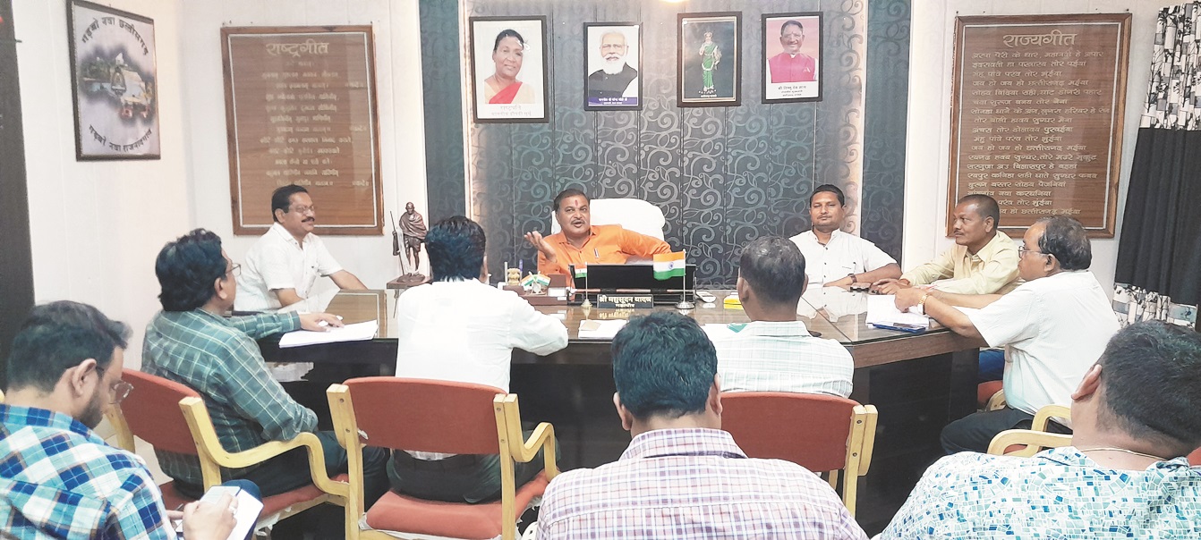 स्वीकृत निर्माण कार्य और मरम्मत के शेष कार्य तत्काल