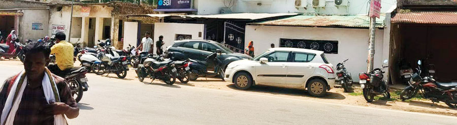 पार्किंग व्यवस्था नहीं, लोगों को हो रही परेशानी, दुकानदार भी परेशान