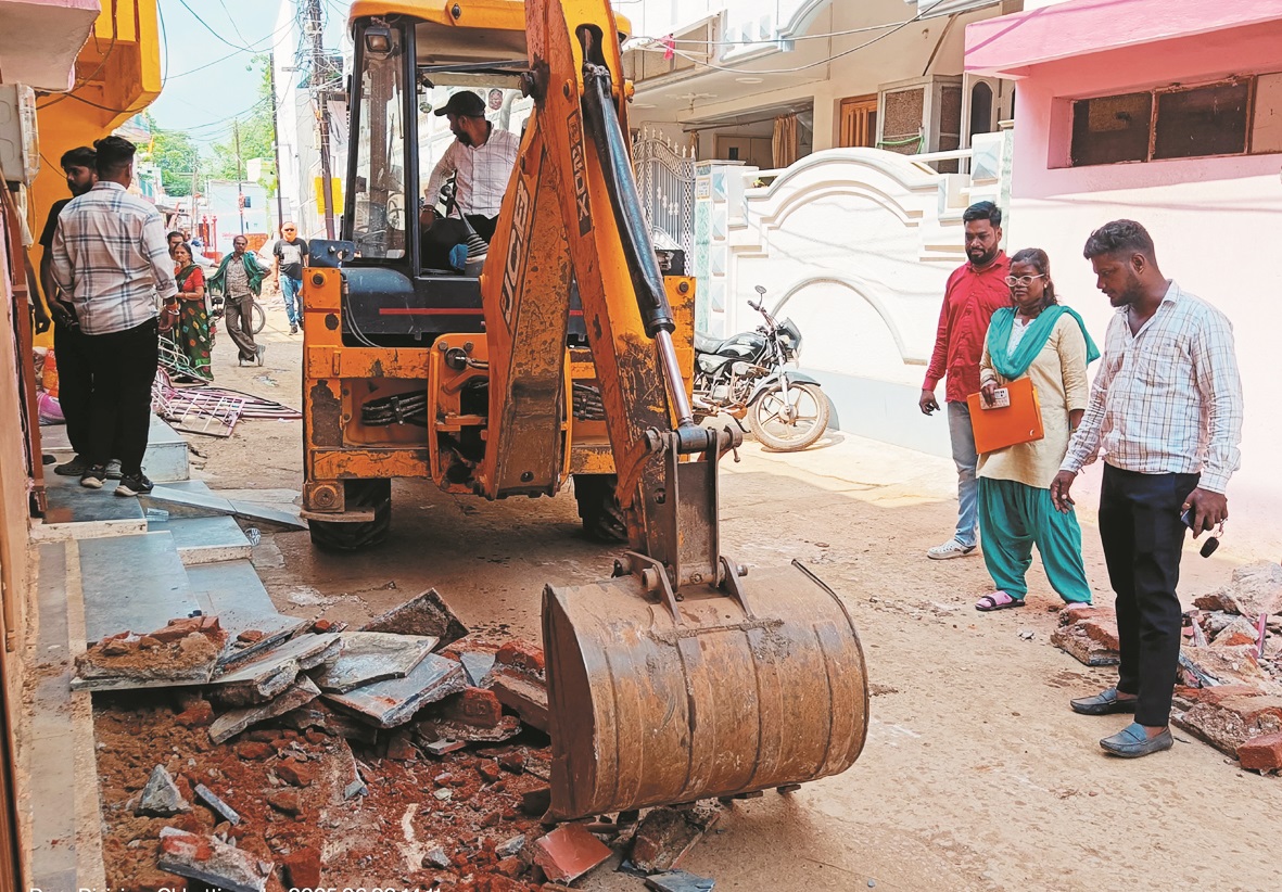 केलाबाड़ी में घर के बाहर 21 लोगों के सीढिय़ों पर जेसीबी