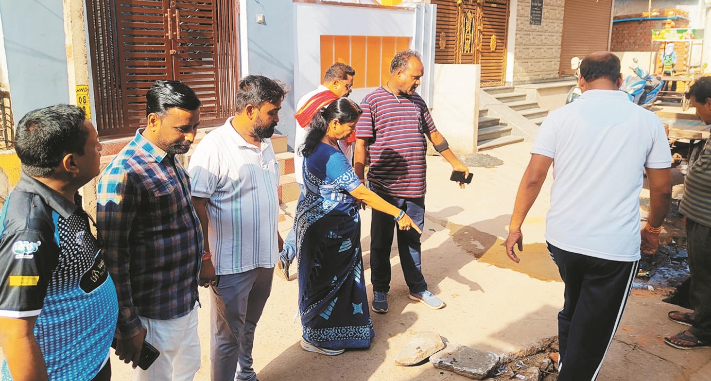 महापौर ने तकियापारा लोगों से हुए रूबरु कहा-नाली की ओर पाइप लाइन न डाले