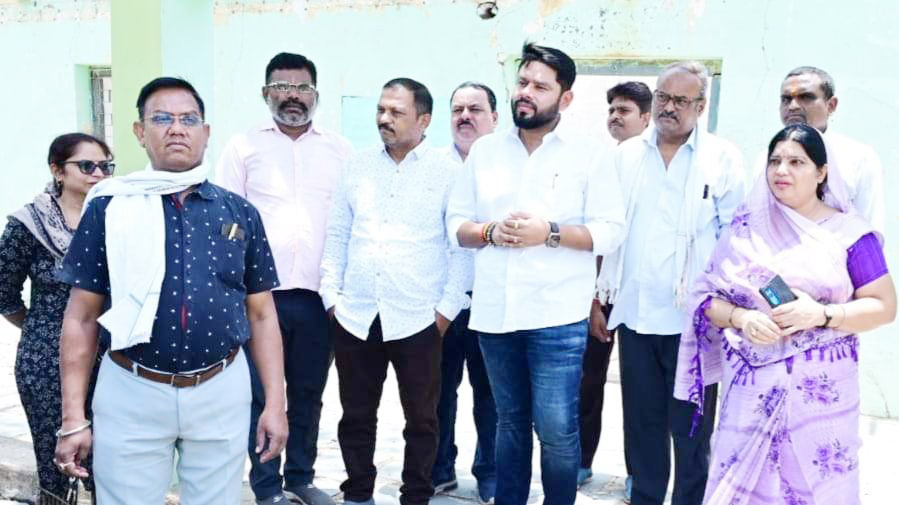 कांग्रेस ने एक साल पहले स्कूलों के छप्पर उजडऩे की मनाई बरसी कांग्रेस ने एक साल पहले स्कूलों के छप्पर उजडऩे की मनाई बरसी