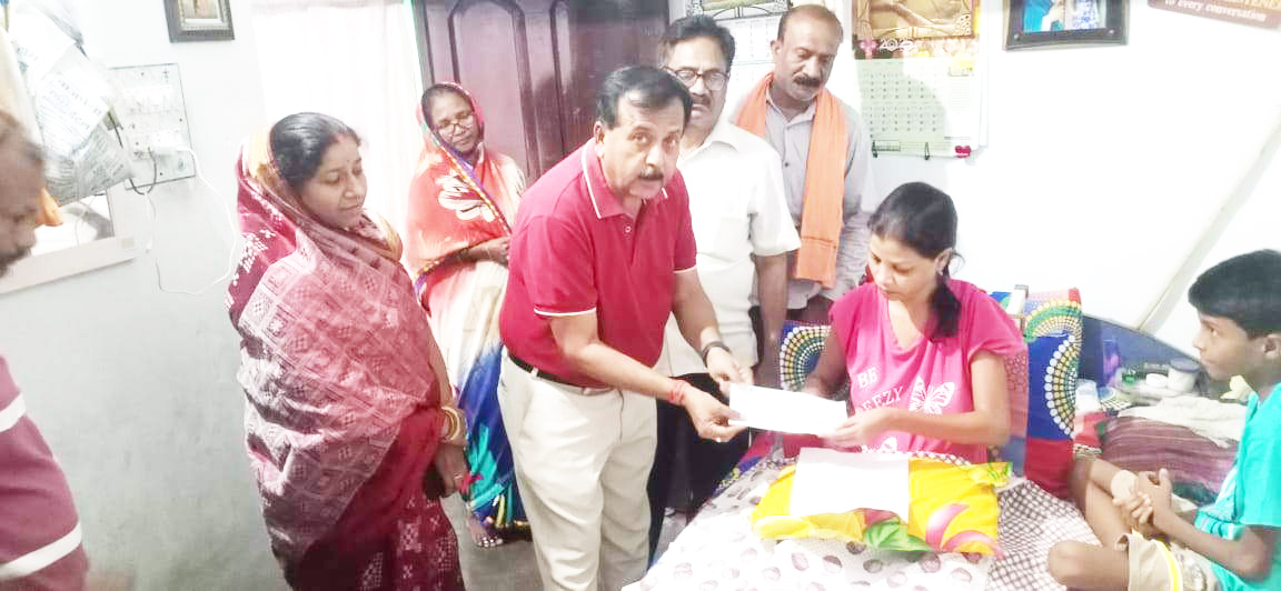 महिला के इलाज के लिए एक लाख की आर्थिक सहायता मंजूर महिला के इलाज के लिए एक लाख की आर्थिक सहायता मंजूर
