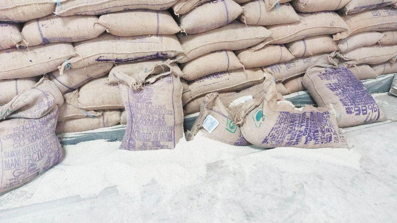 घटिया चावल बंटने की शिकायत, जांच