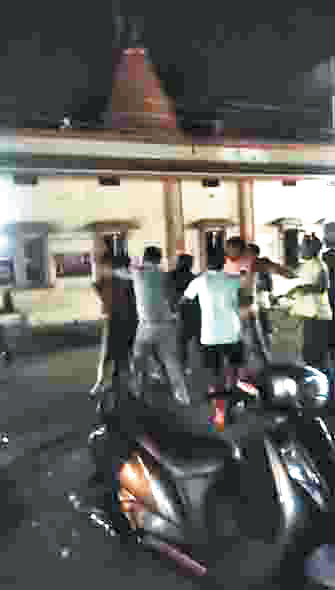 तीन पुलिस कर्मियों को असामाजिक तत्वों ने दौड़ा-दौड़ाकर पीटा