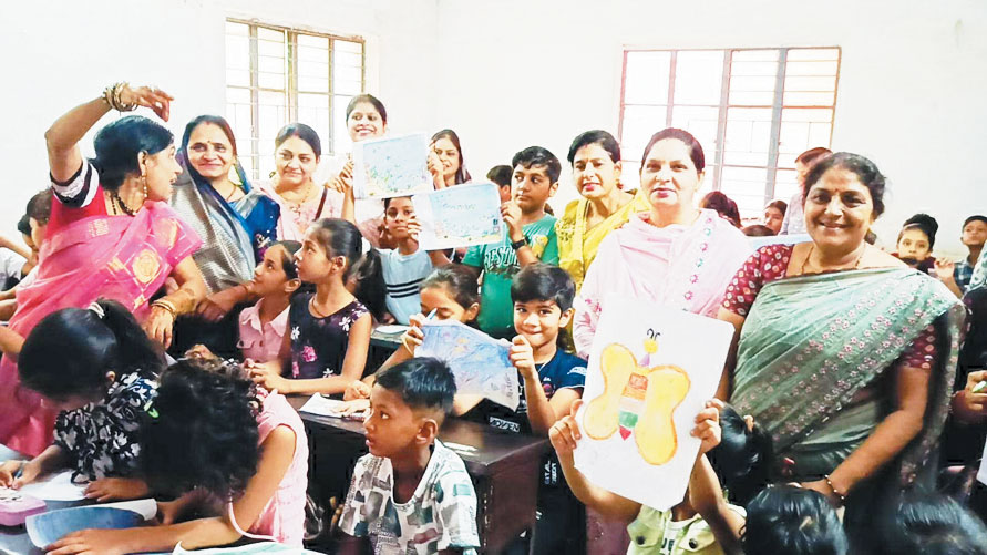 विप्र फाउंडेशन की महिलाओं ने बाल कलाकारों को पिलाया शरबत