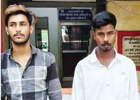 महिला का पर्स लूटने वाले तीन गिरफ्तार, एक नाबालिग भी महिला का पर्स लूटने वाले तीन गिरफ्तार, एक नाबालिग भी