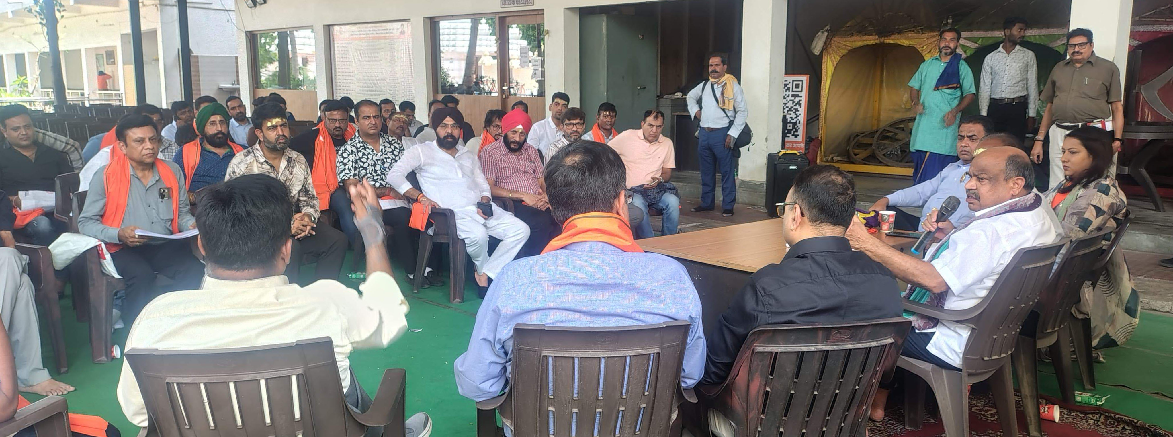 पंडरी कपड़ा मार्केट विवाद : पुरंदर की दखल के बाद 52 दुकानों पर कार्रवाई रूकी पंडरी कपड़ा मार्केट विवाद : पुरंदर की दखल के बाद 52 दुकानों पर कार्रवाई रूकी
