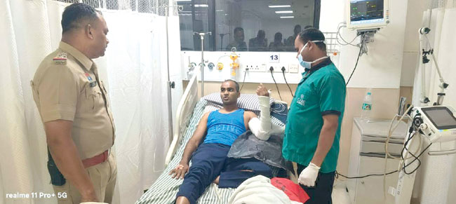 तेलीबांधा चौक में हिट एंड रन मामले में दो ट्रैफिक सिपाही घायल तेलीबांधा चौक में हिट एंड रन मामले में दो ट्रैफिक सिपाही घायल