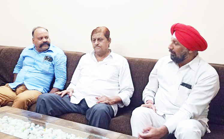 पूर्व मंत्री अकबर ने छाबड़ा परिवार को बंधाया ढांढस