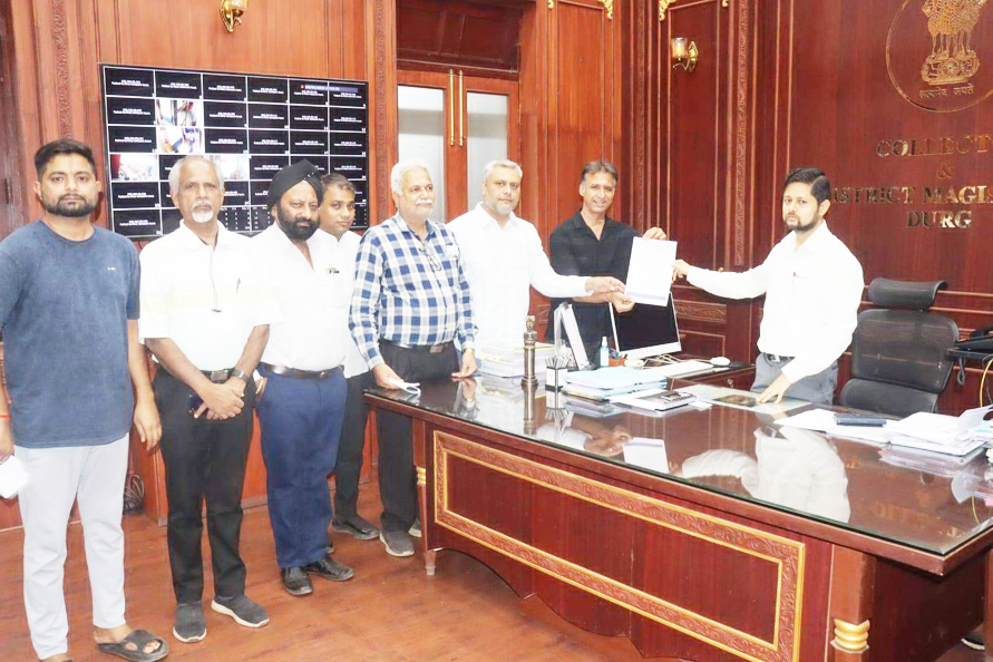 पार्किंग क्षेत्र में बीएसपी की कार्रवाई के विरोध में चेम्बर-जवाहर मार्केट कमेटी का दल मिला कलेक्टर से पार्किंग क्षेत्र में बीएसपी की कार्रवाई के विरोध में चेम्बर-जवाहर मार्केट कमेटी का दल मिला कलेक्टर से