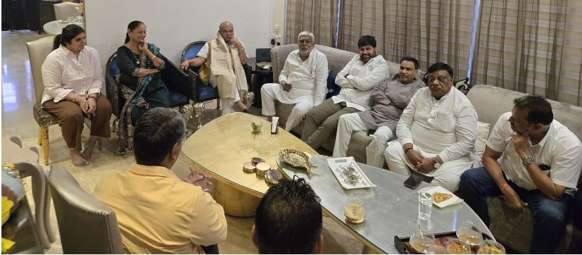 आकाश के घर पहुंचे तोमर
