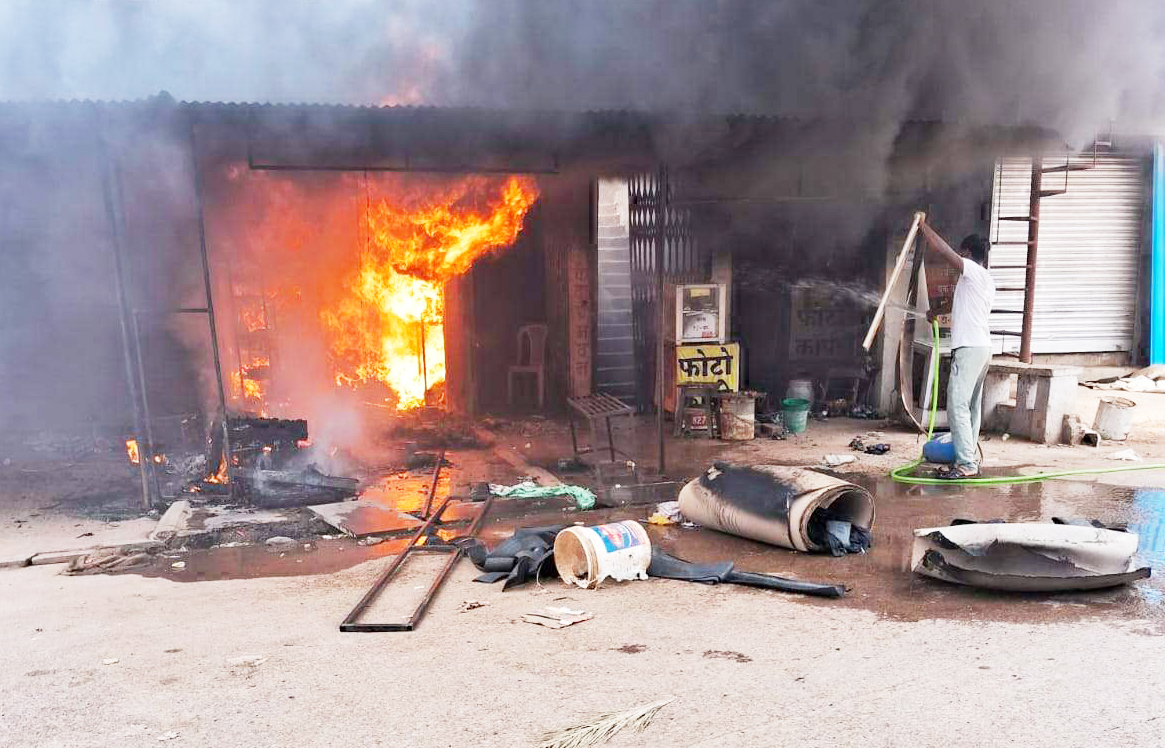 घर और दुकान में लगी आग, फंसे महिला और युवक को सुरक्षित निकाला