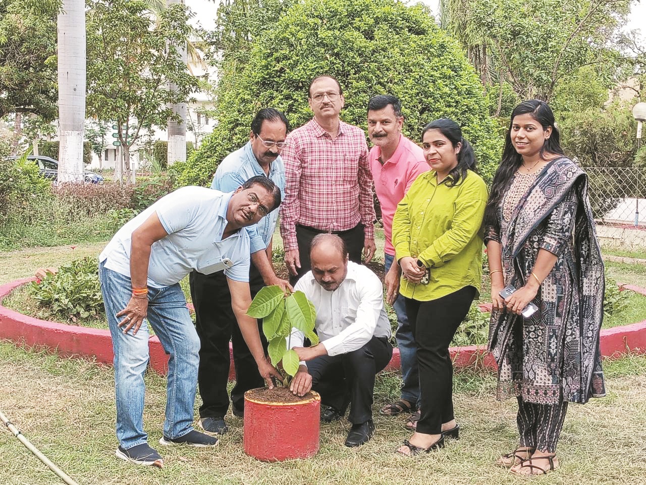  युगांतर पब्लिक स्कूल में हुआ वृक्षारोपण