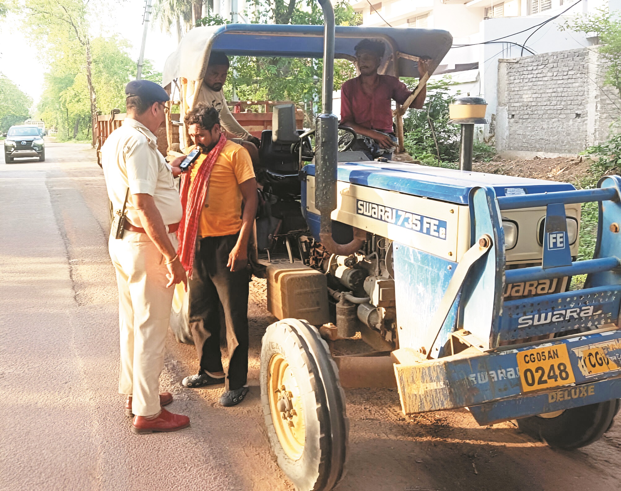 नशे में ट्रैक्टर चलाते 3 चालक पकड़ाए, 35 हजार का जुर्माना वसूला