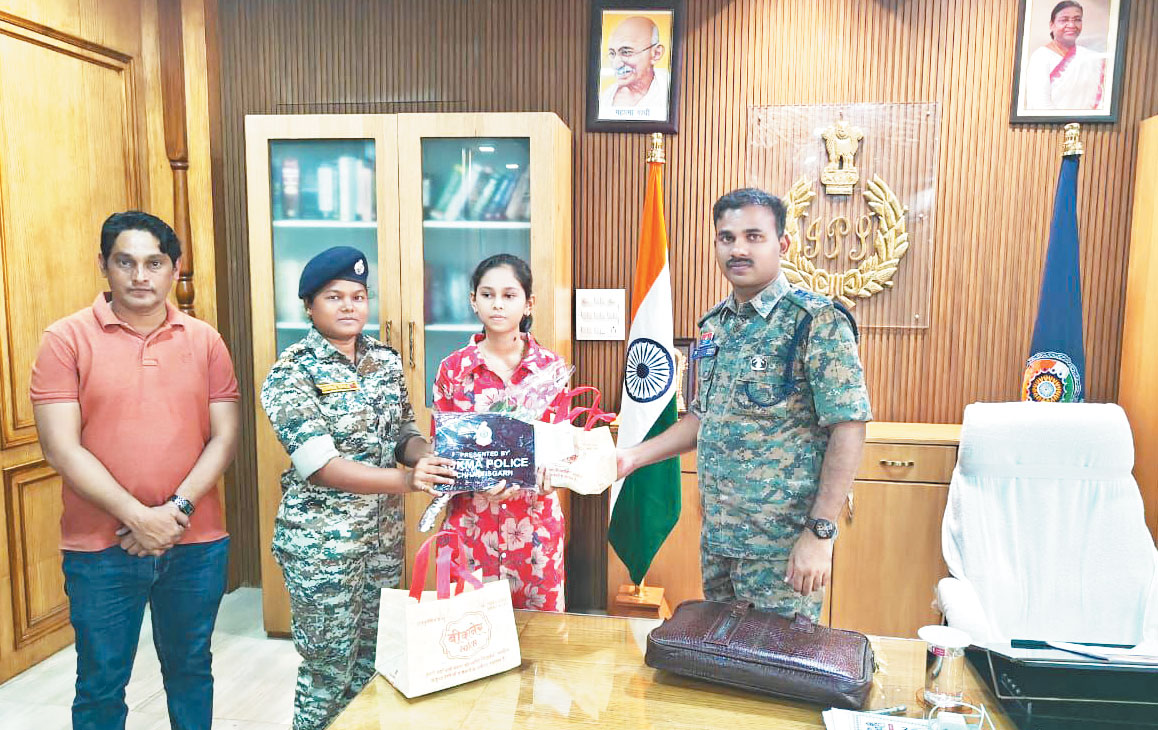 10वीं-12वीं में जिले में प्रथम स्थान प्राप्त छात्राओं का सम्मान