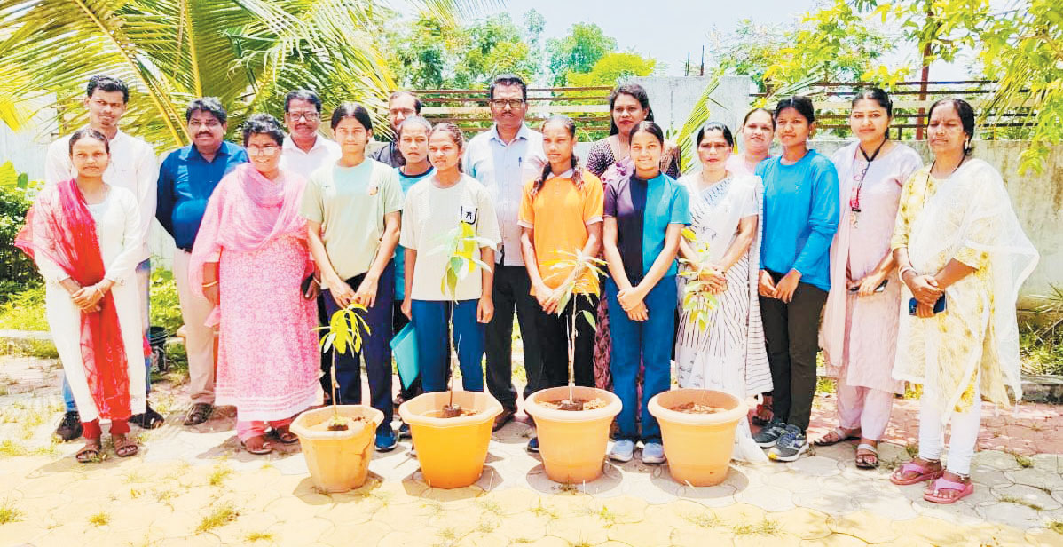 एक पेड़ मां के नाम 2.0 : स्कूलों में पौधारोपण