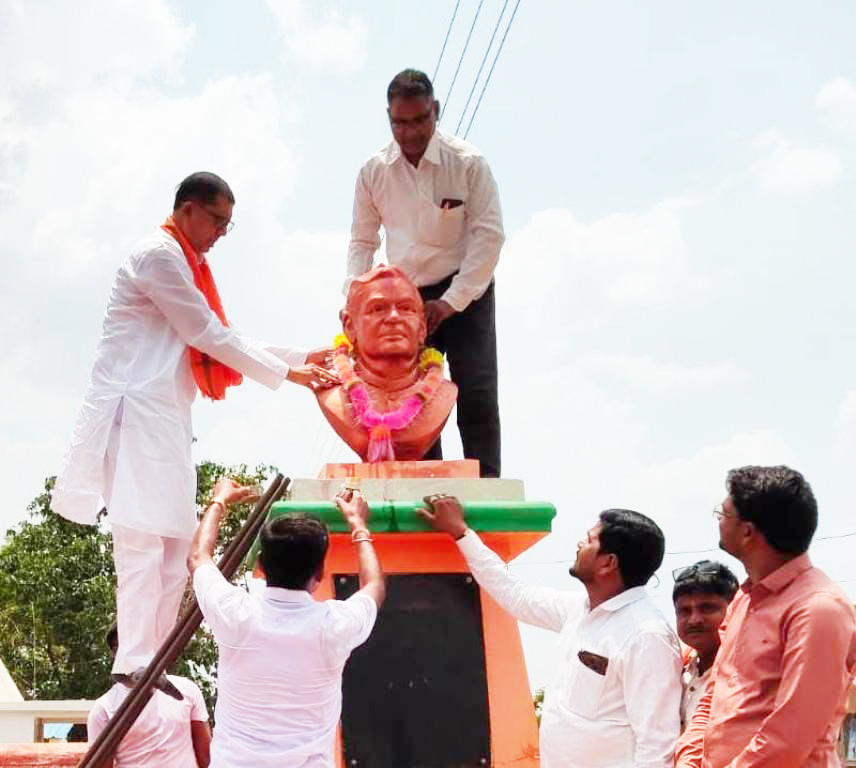 वाजपेयी की प्रतिमा का पूर्व विधायक ने किया माल्यार्पण