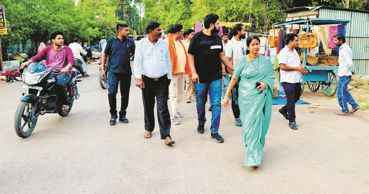 शहर से सडक़ किनारे अतिक्रमण हटाने के बाद महापौर निकली निरीक्षण करने