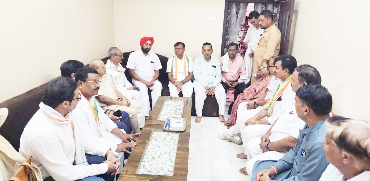 पीसीसी अध्यक्ष बैज ने छाबड़ा परिवार को बंधाया ढांढस