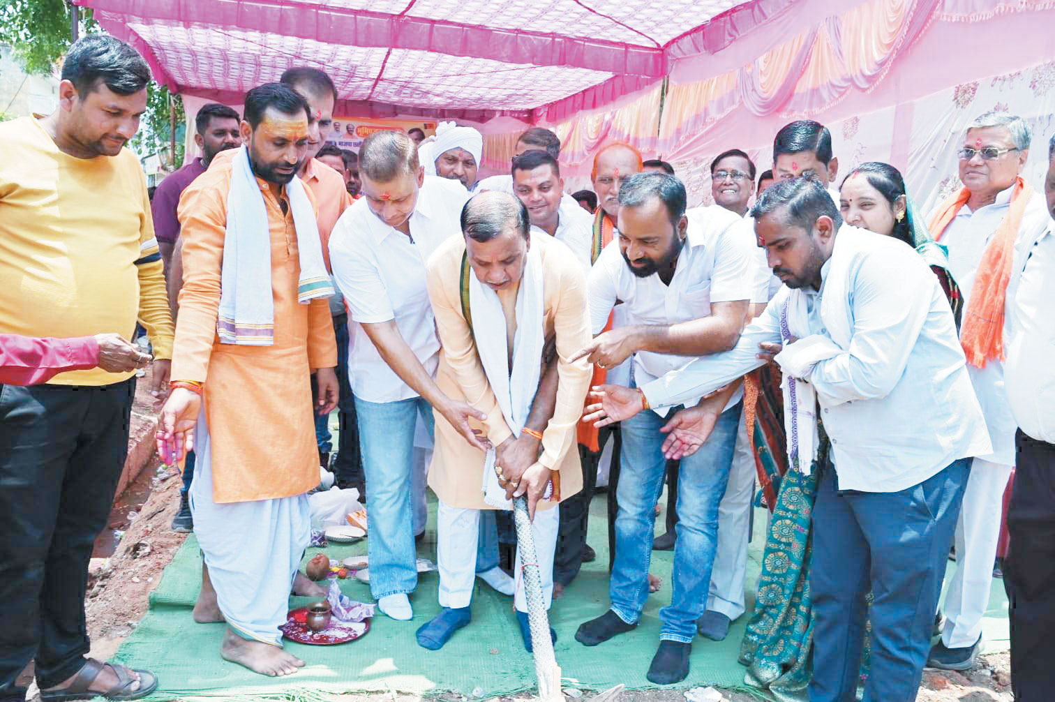 व्यावसायिक भवन का भूमिपूजन