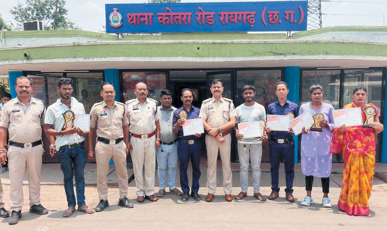 आंबा सहायिकाओं, मितानिन व पुलिस मित्रों का सम्मान