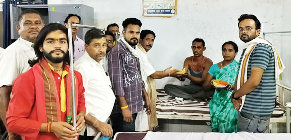 सर्व ब्राह्मण समाज चारामा इकाई गठित, मरीजों को बांटे फल 