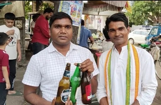 बीयर की बोतल में लेबल और स्टीकर अलग-अलग, नकली शराब बेचने का आरोप  