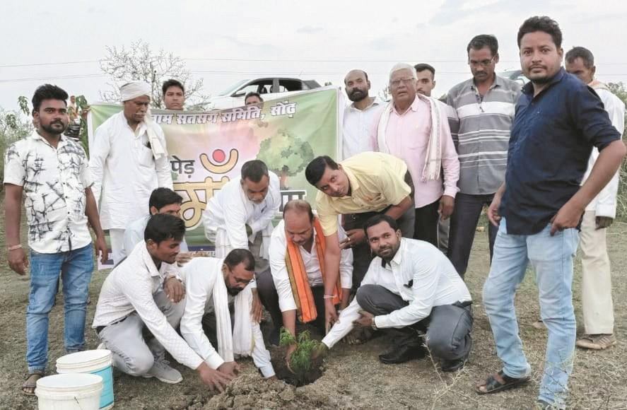 योगेश ने एक पेड़ मां के नाम लगाओ, जीवन बचाओ का दिया संदेश
