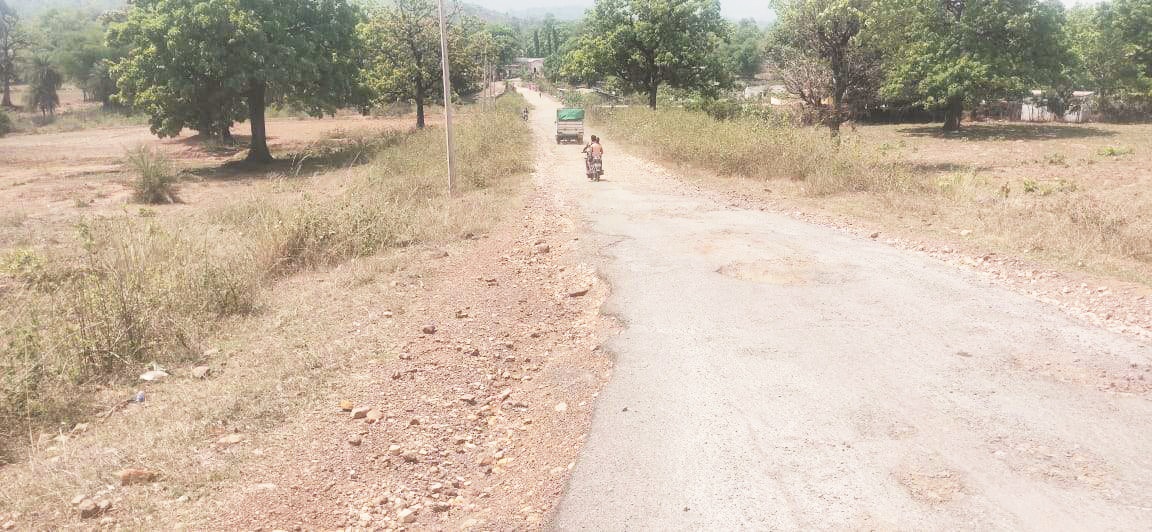 बचेली से पाढ़ापुर मार्ग बदहाल, जगह-जगह गड्ढे, उखड़ी गिट्टियां और धूल के गुबार बचेली से पाढ़ापुर मार्ग बदहाल, जगह-जगह गड्ढे, उखड़ी गिट्टियां और धूल के गुबार