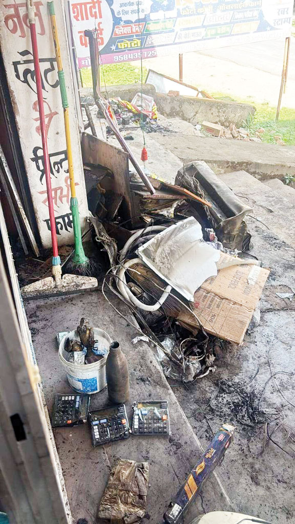 फ्लेक्स दुकान में आग, लाखों का सामान खाक