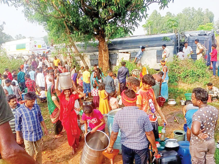 प्रतापपुर में डीजल टैंकर पलटा, ग्रामीणों में मची लूट