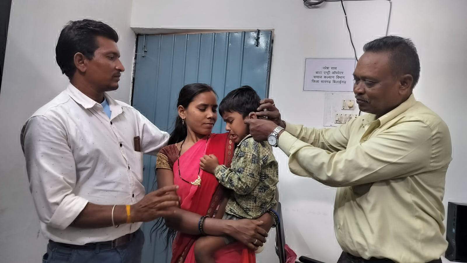 श्रवण यंत्र मिलने से 3 साल का हर्ष गदगद