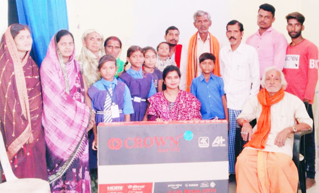 बच्चों में डिजिटल सोच विकसित करने प्रधान पाठिका ने शाला को भेंट की टीवी