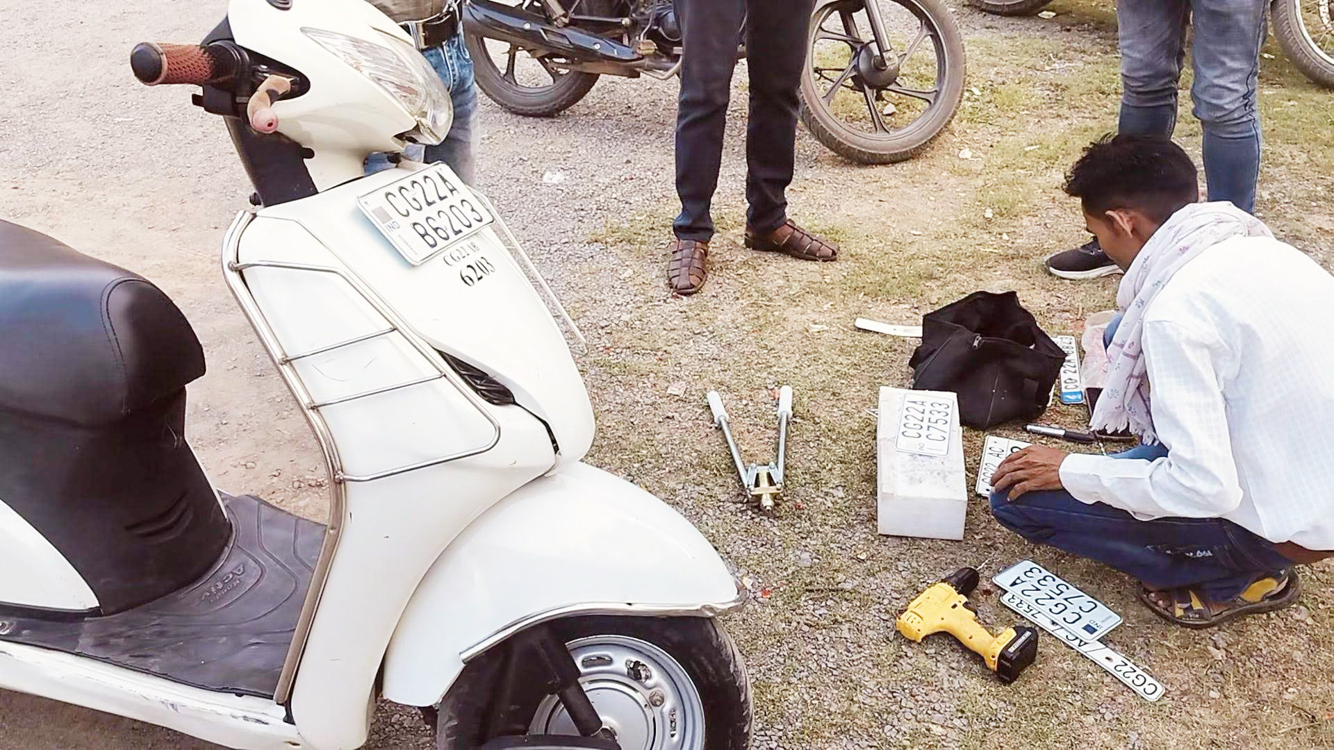 नियम सख्त-रफ्तार ढीली:बलौदाबाजार में हाई सिक्योरिटी नंबर प्लेट को लेकर उदासीनता, अब तक मात्र 10 फीसदी आवेदन नियम सख्त-रफ्तार ढीली:बलौदाबाजार में हाई सिक्योरिटी नंबर प्लेट को लेकर उदासीनता, अब तक मात्र 10 फीसदी आवेदन