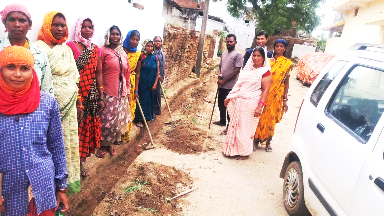 डोंगरडुला में नाली की सफाई 