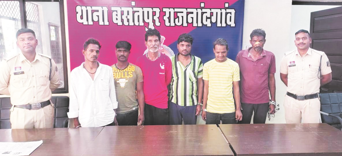 5 वारंटी गिरफ्तार, न्यायालय में पेश 5 वारंटी गिरफ्तार, न्यायालय में पेश
