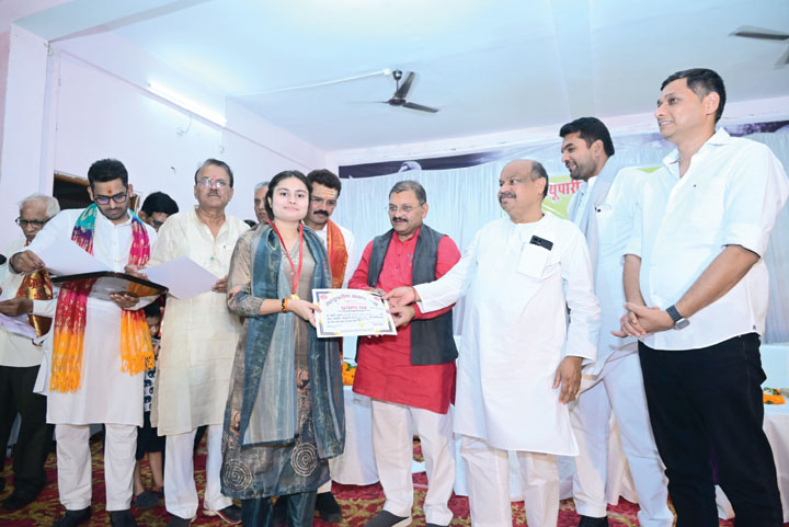सरयू पारीण ब्राह्मण समाज ने किया मेधावी छात्रों, अधिकारियों पत्रकारों का सम्मान