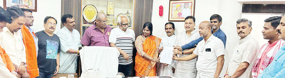 अंबिकापुर में चौकों और मार्गों के नामकरण के लिए सुझाव समिति ने सौंपा महापौर को ज्ञापन अंबिकापुर में चौकों और मार्गों के नामकरण के लिए सुझाव समिति ने सौंपा महापौर को ज्ञापन